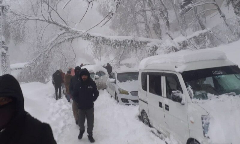 21 freeze to death in cars stranded in snow in Murree as govt conveys Pakistan Army to rescue stranded tourists amid heavy snowfall.